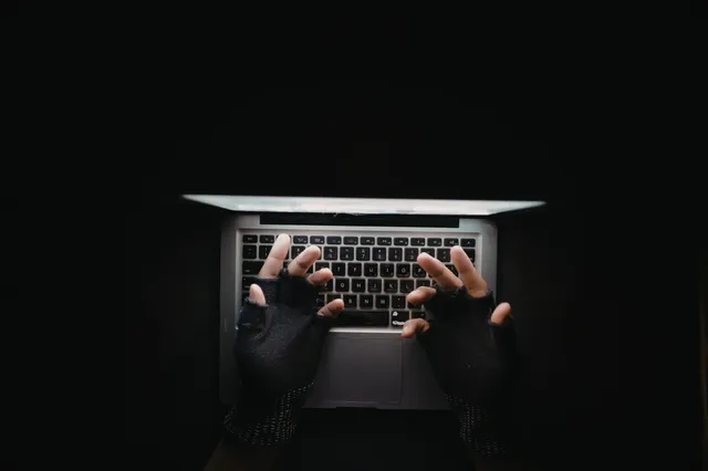 Grafika znázorňujúca riziká Shadow AI vo firme - transformio