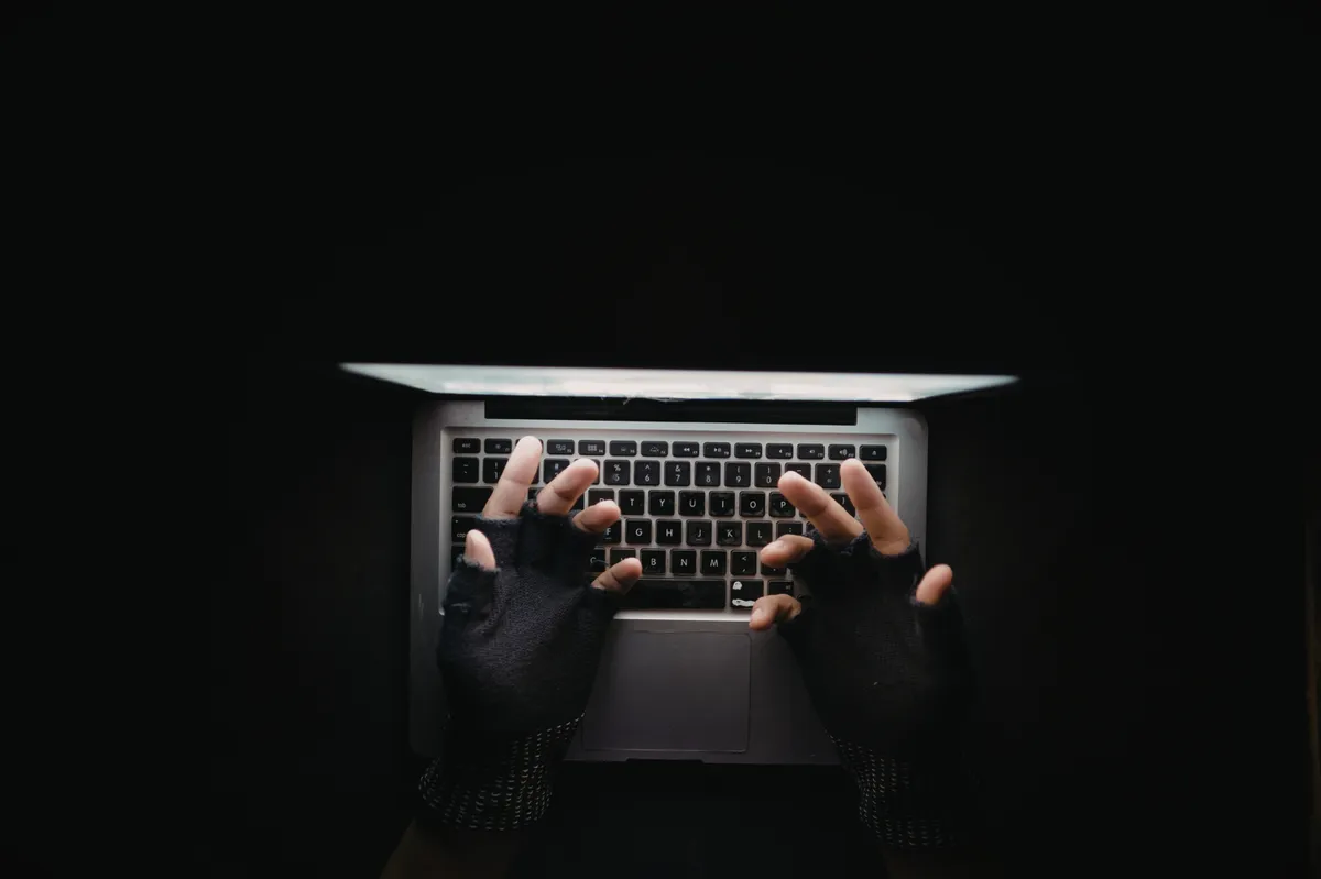 Grafika znázorňujúca riziká Shadow AI vo firme - transformio