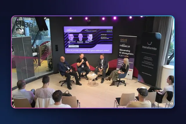 Sála festivalu Mesiac.AI počas panelovej diskusie, na pódiu sedia štyria diskutujúci, Braňo Šmidt z transformio hovorí do mikrofónu