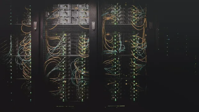 Serverové skrine s káblami a zelenými kontrolkami